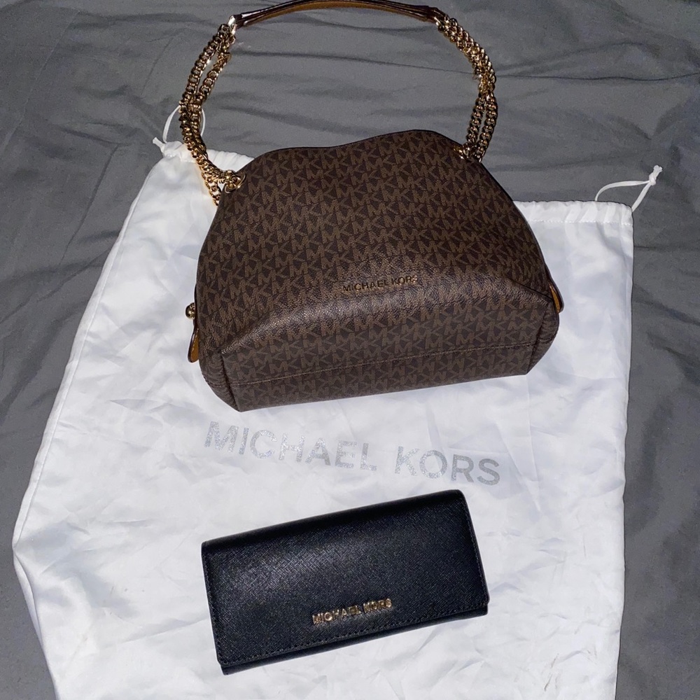 Michael Kors Chain Messenger & Carryall Wallet